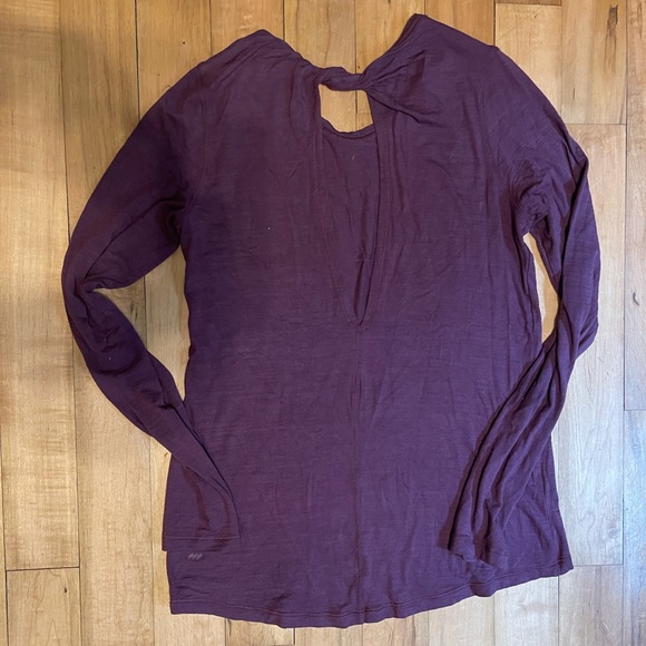 Like new athleisure top - Picture 2 of 2